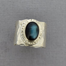 Load image into Gallery viewer, Silver Statement Ring with Labradorite
